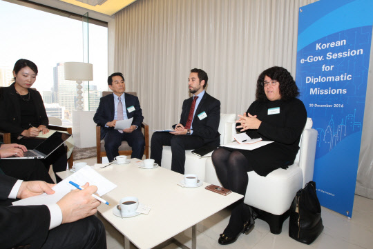 행정자치부는 20일 서울 소공동 플라자호텔에서 '주한 외교사절 대상 전자정부 설명회'를 개최했다. 이인재 행자부 전자정부국장(왼쪽 두번째부터), 파비앙 이바라 파라과이 영사 및 정무담당, 바일라 펜타루아니 그리스 대사대리가 좌담회에서 대화를 나누고 있다.   행정자치부 제공